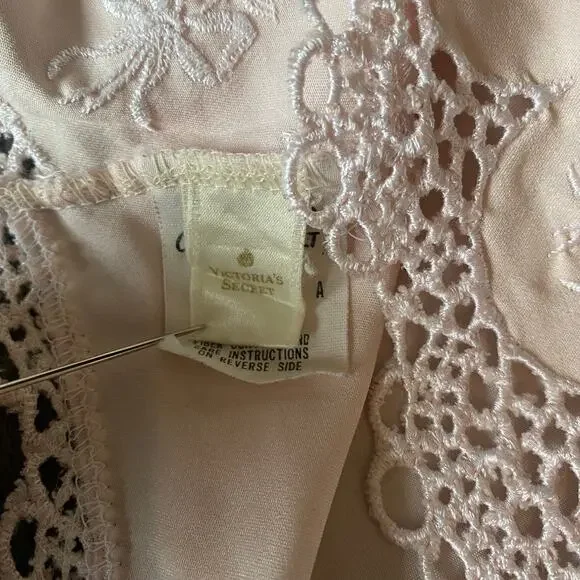 Vintage 80s Gold Label Victoria's Secret VS Baby Pink Scalloped Lace Eyelet Cami - Picture 9 of 11
